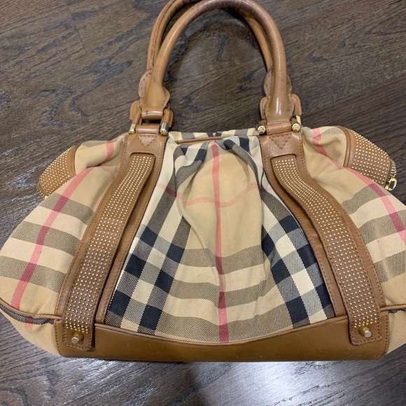 Burberry Bag With Gold Grommets, an overnight bag. - Picture 5 of 7